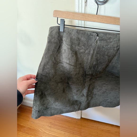 BlankNYC Suede Mini Skirt in Roadtrip, size 31 - Picture 8 of 8